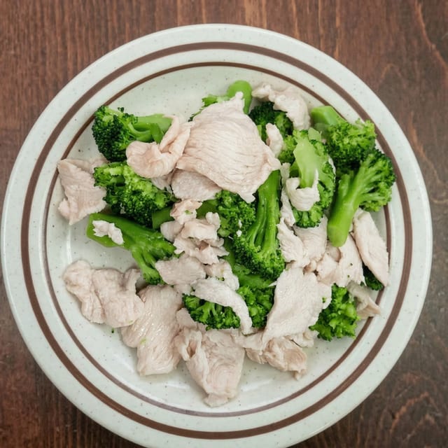 Steamed Chicken with Broccoli (QT).